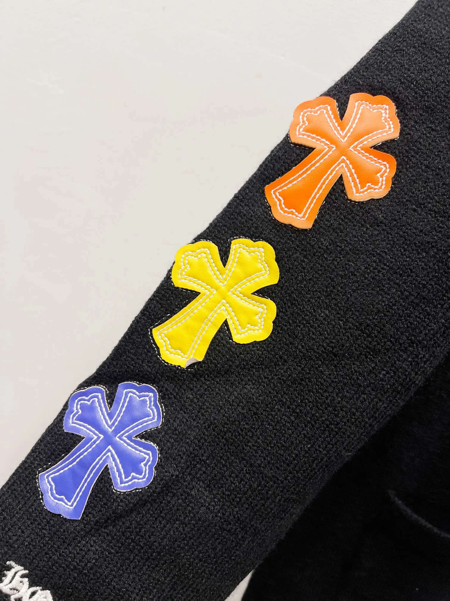 P250 model number: (Q031) -Chrome Hearts/Chrome Hearts colorful cross-veneer cardigan jacket sweater. High weight, high density and high quality. The wool is soft, delicate and skin-friendly. Soft and silky to the touch. Excellent warmth and skin-friendly properties. Custom-woven and dyed. No color difference. No matter the fabric or workmanship details, it is better than the ordinary version on the market. -The hardware zipper accessories are all customized and full of details. Crow autumn and winter super heavy embroidery ➕ positioning leather label long-sleeved knitted cardigan lazy outer wear mid-length sweater -Colour: black white Size: S M L